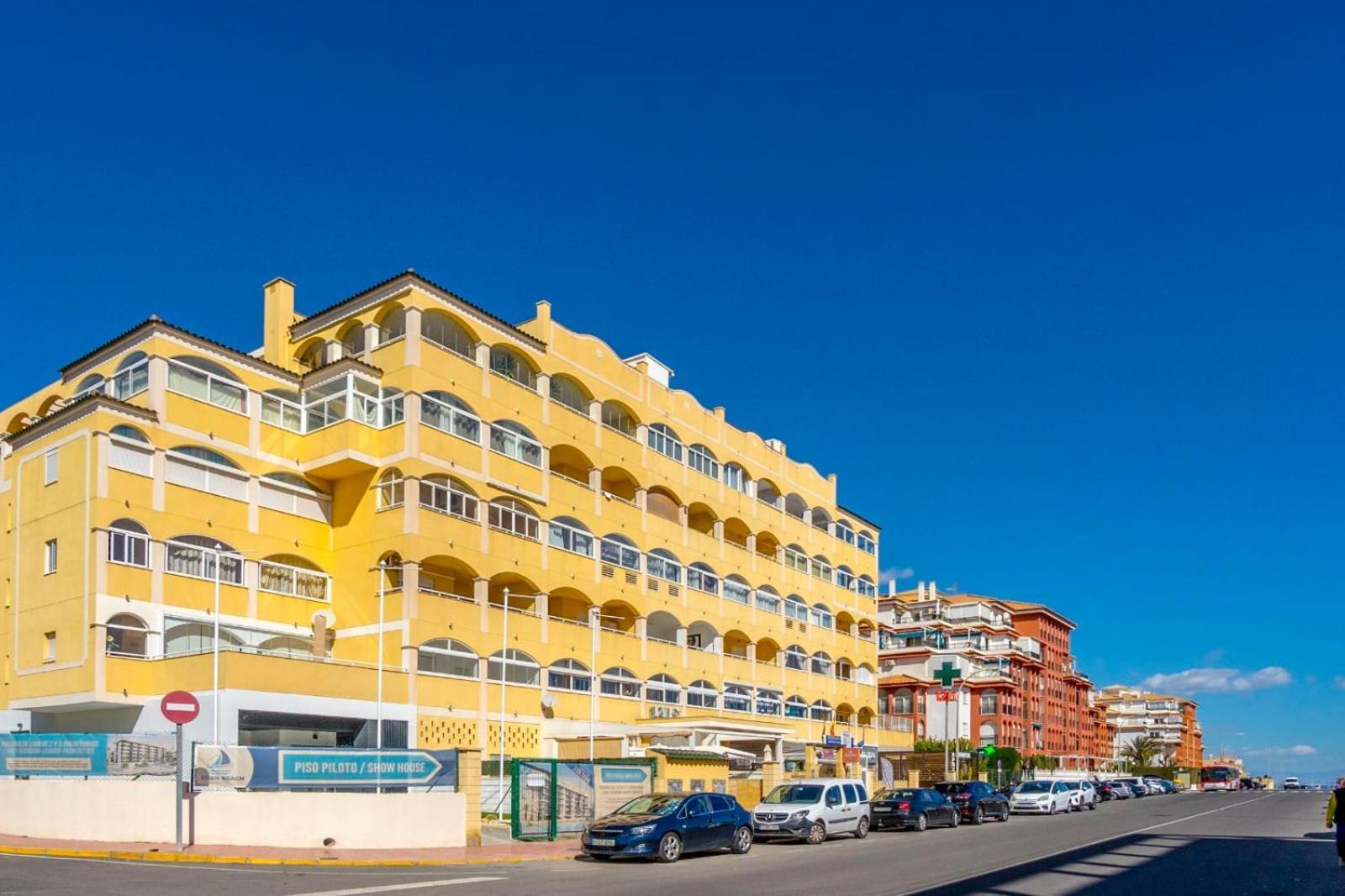 Nice modern 2 bed apartment in Torrievieja Torrevieja Buitenkant foto