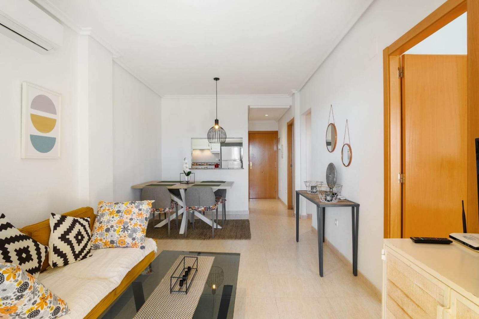 Nice modern 2 bed apartment in Torrievieja Torrevieja Buitenkant foto