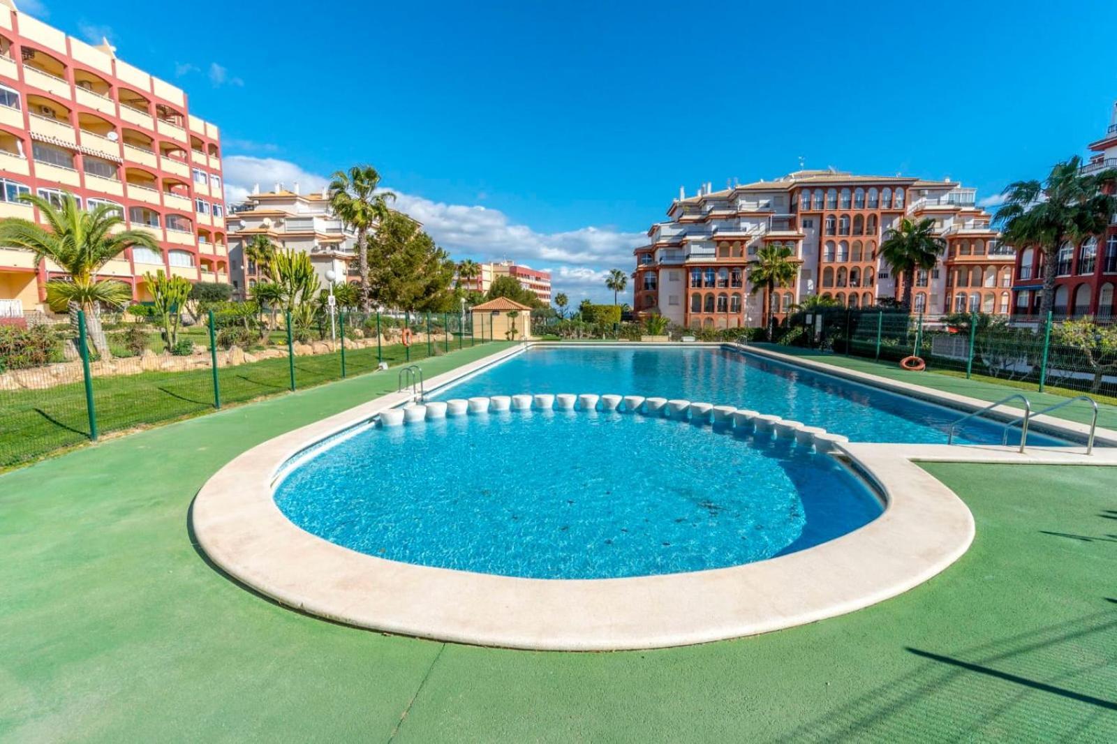 Nice modern 2 bed apartment in Torrievieja Torrevieja Buitenkant foto